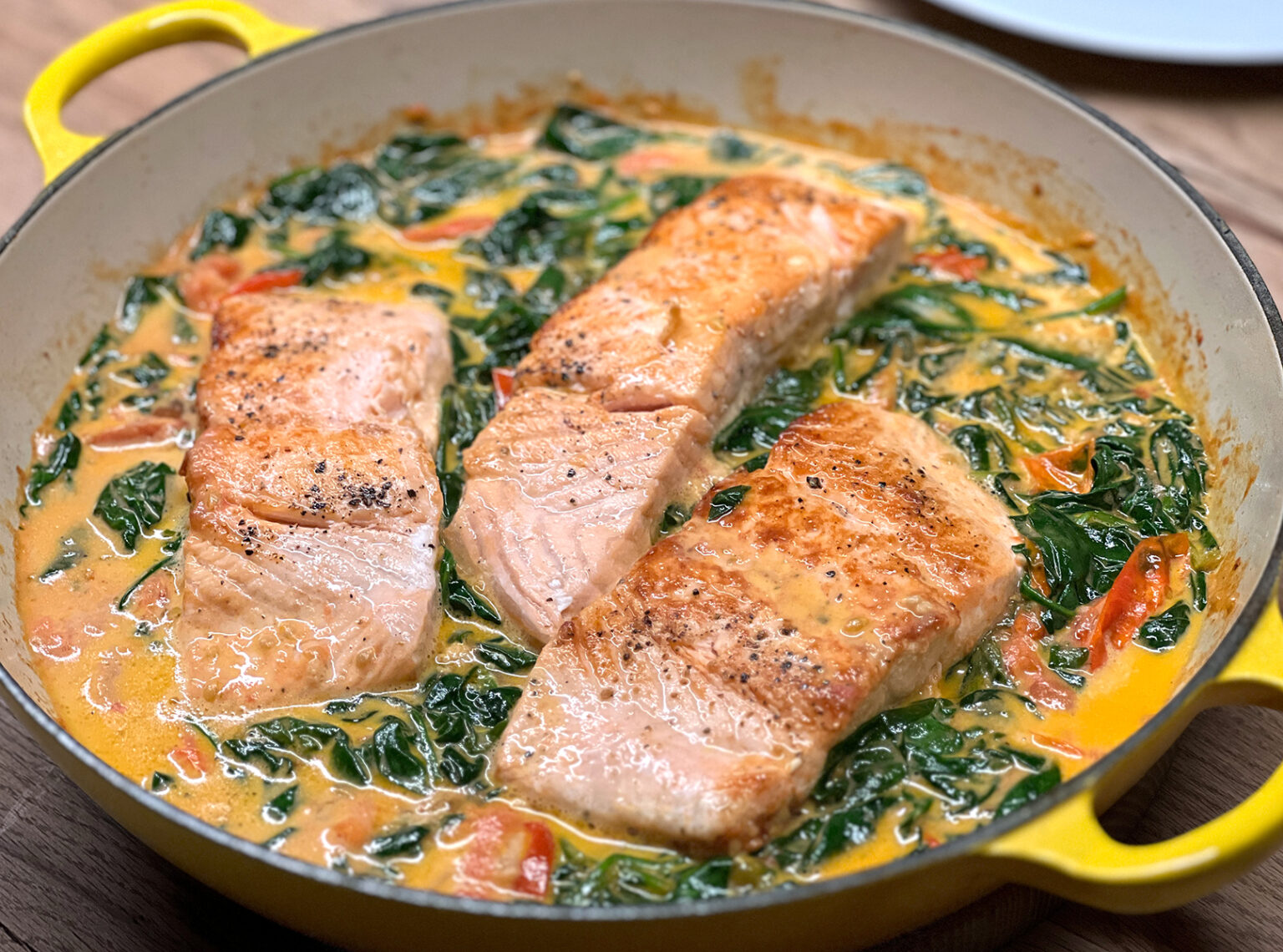 Lachs mit Spinat und Tomaten