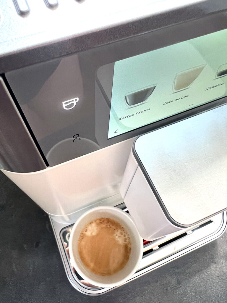 a coffee machine with a cup of coffee KitchenAid Kaffeevollautomat