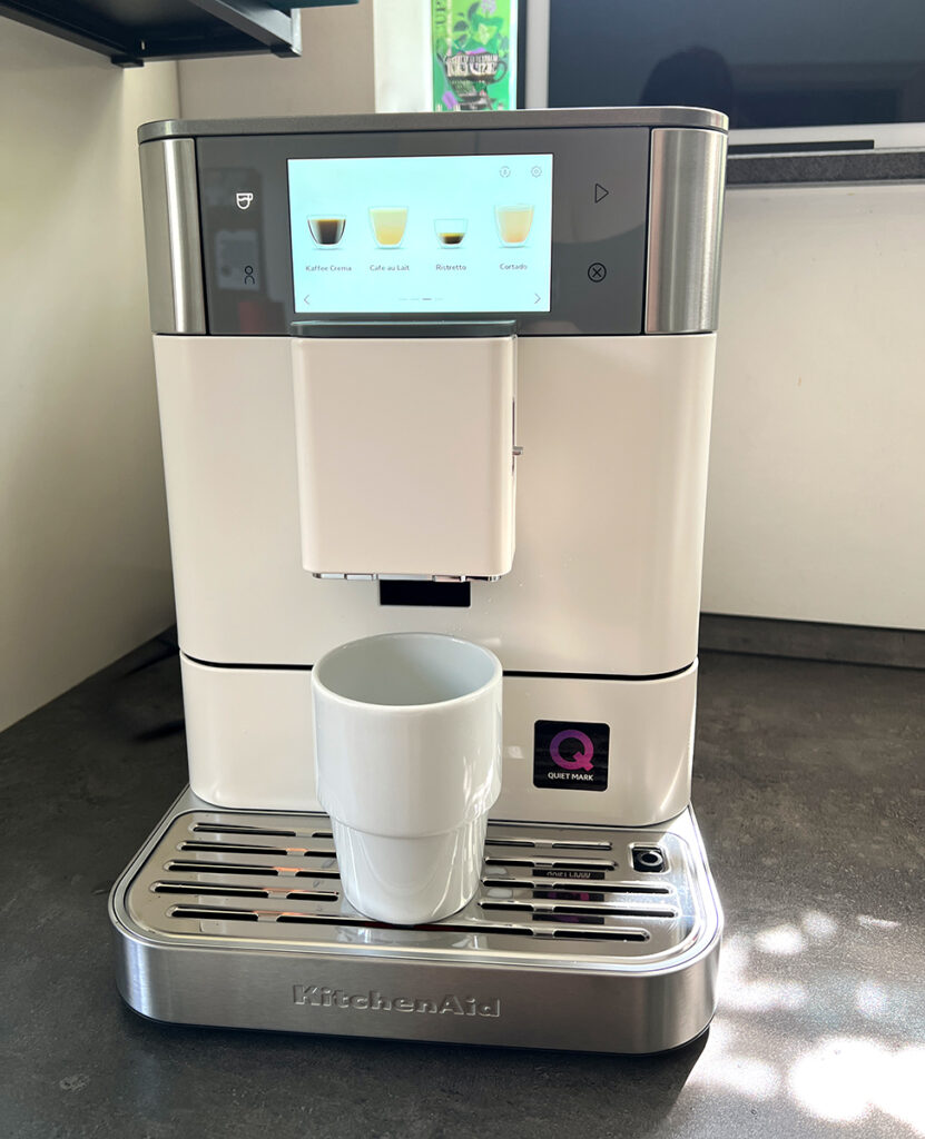 a coffee machine with a screen on it KitchenAid Kaffeevollautomat