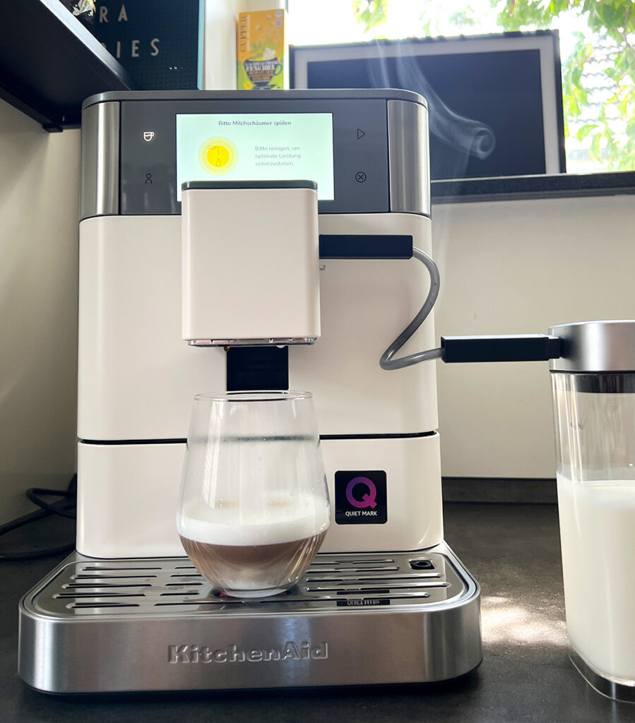 a coffee machine with a glass of liquid KitchenAid Kaffeevollautomat